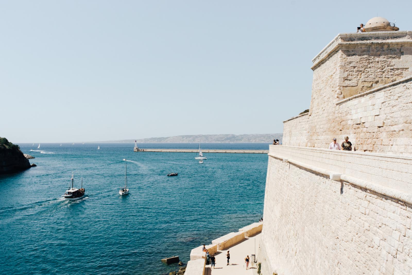 vue sur les îles Frioul et le château d'If vue sur les îles Frioul et le château d'If