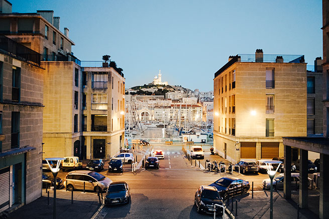Vue sur Notre Dame de la Garde depuis le quartier du Panier Vue sur Notre Dame de la Garde depuis le quartier du Panier