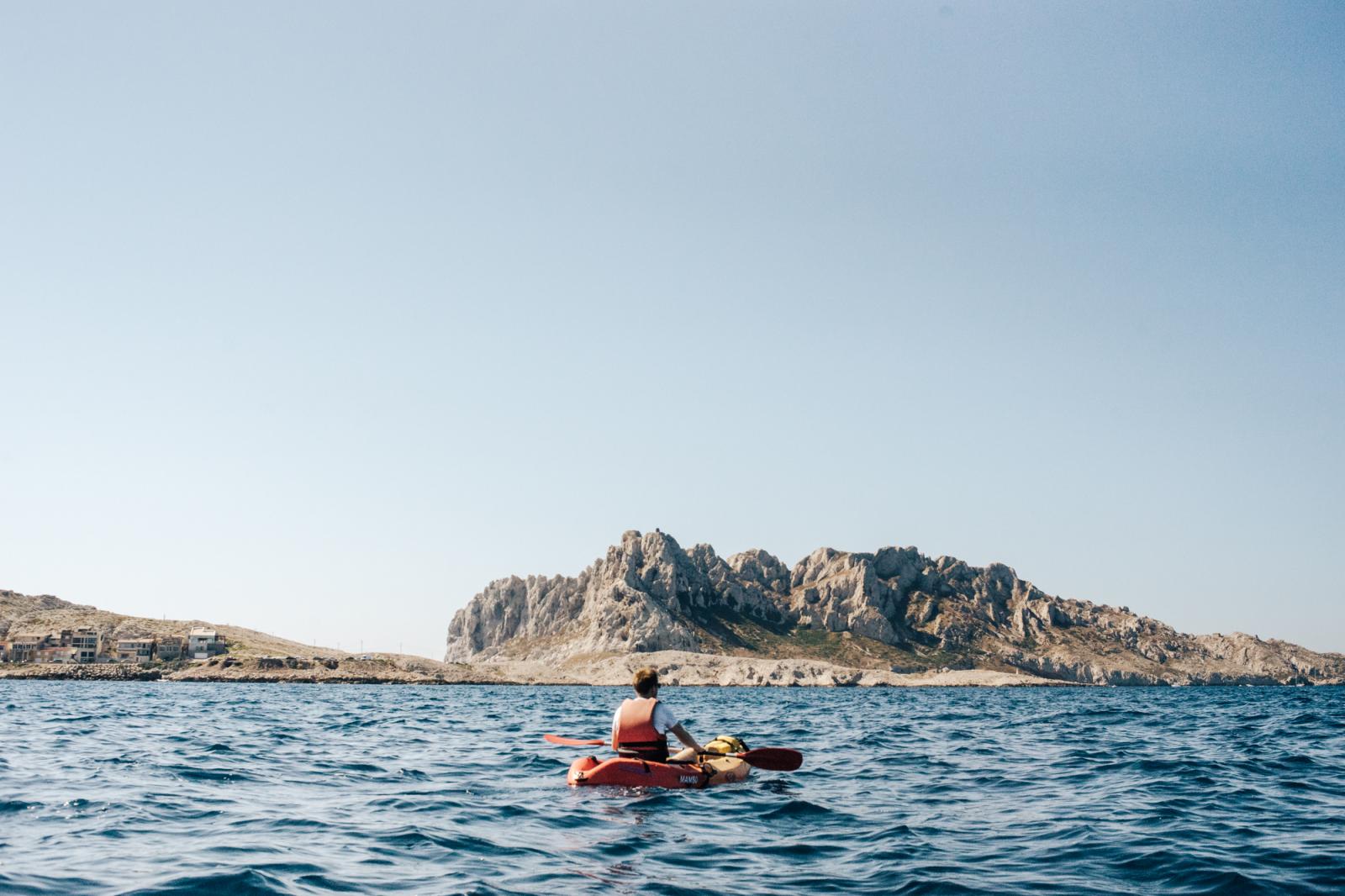 Prise de vue depuis des kayaks sur les Calanques Prise de vue depuis des kayaks sur les Calanques