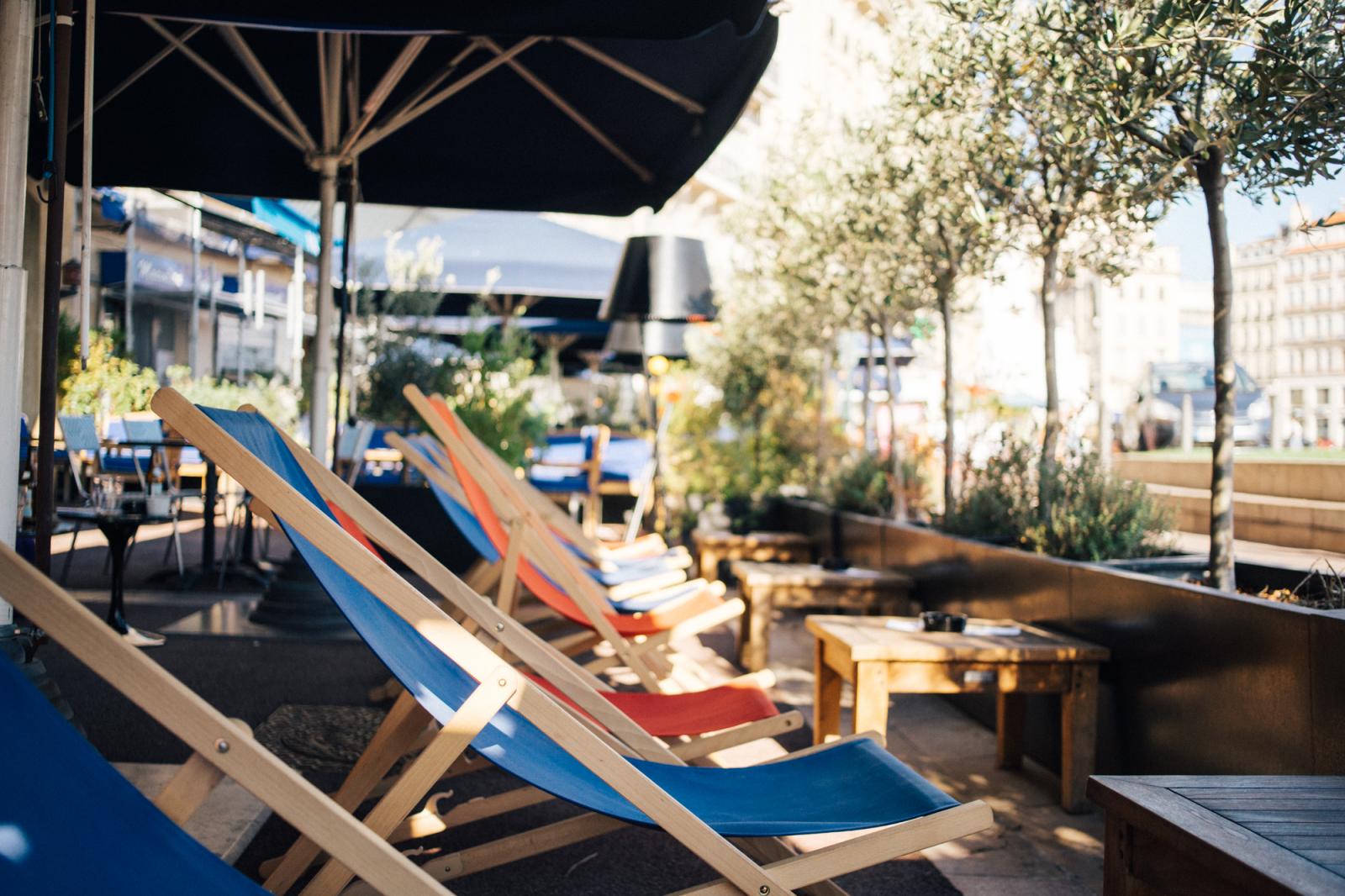Vue sur les chaises longues de la terrasse de l'Hôtel de la Résidence sur le Vieux Port Vue sur les chaises longues de la terrasse de l'Hôtel de la Résidence sur le Vieux Port