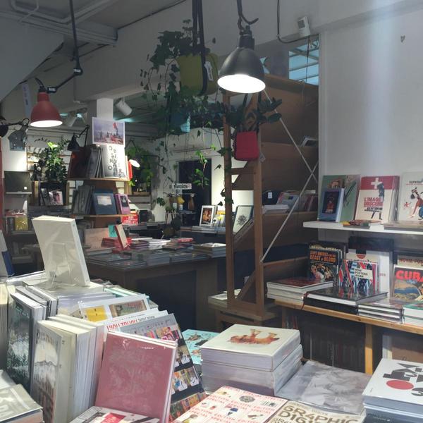 Prise de vue de la librairie Artazart à paris Prise de vue de la librairie Artazart à paris