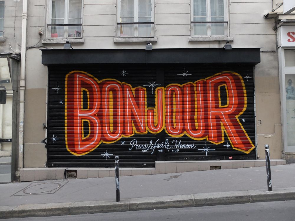 Prise de vue d'un rideau métallique avec graffiti Prise de vue d'un rideau métallique avec graffiti
