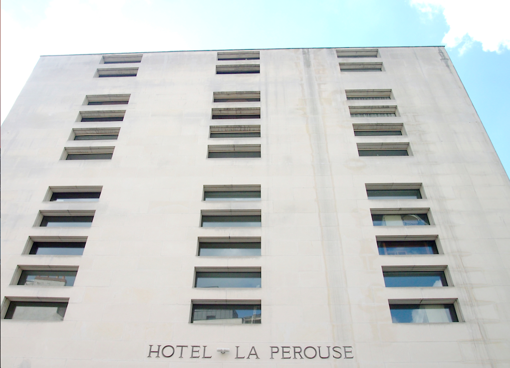 Prise de vue de la façade de l'Hotel la Perousse à Nantes Prise de vue de la façade de l'Hotel la Perousse à Nantes