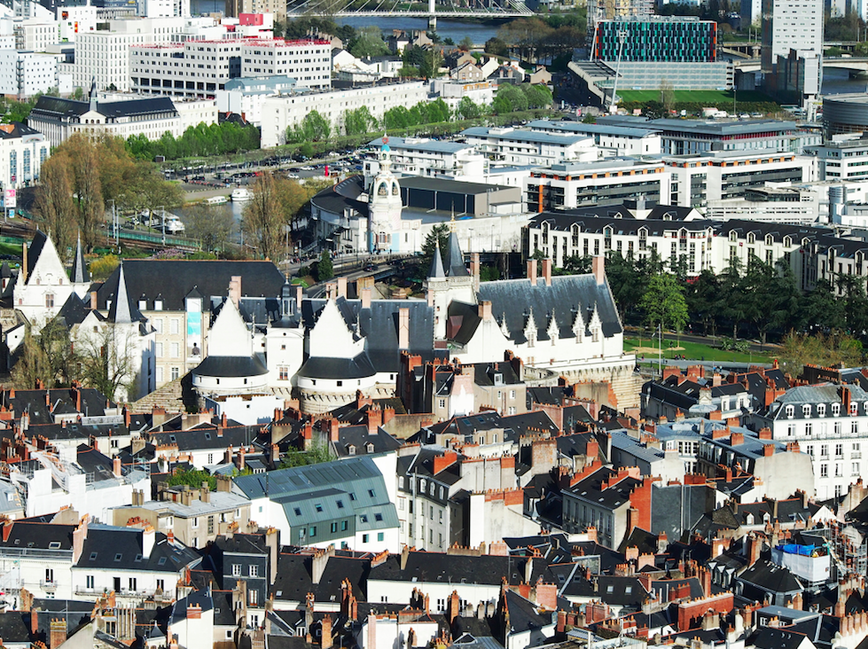 Vue d'ensemble sur le Château et la Tour Lu depuis Le Nid à Nantes Vue d'ensemble sur le Château et la Tour Lu depuis Le Nid à Nantes