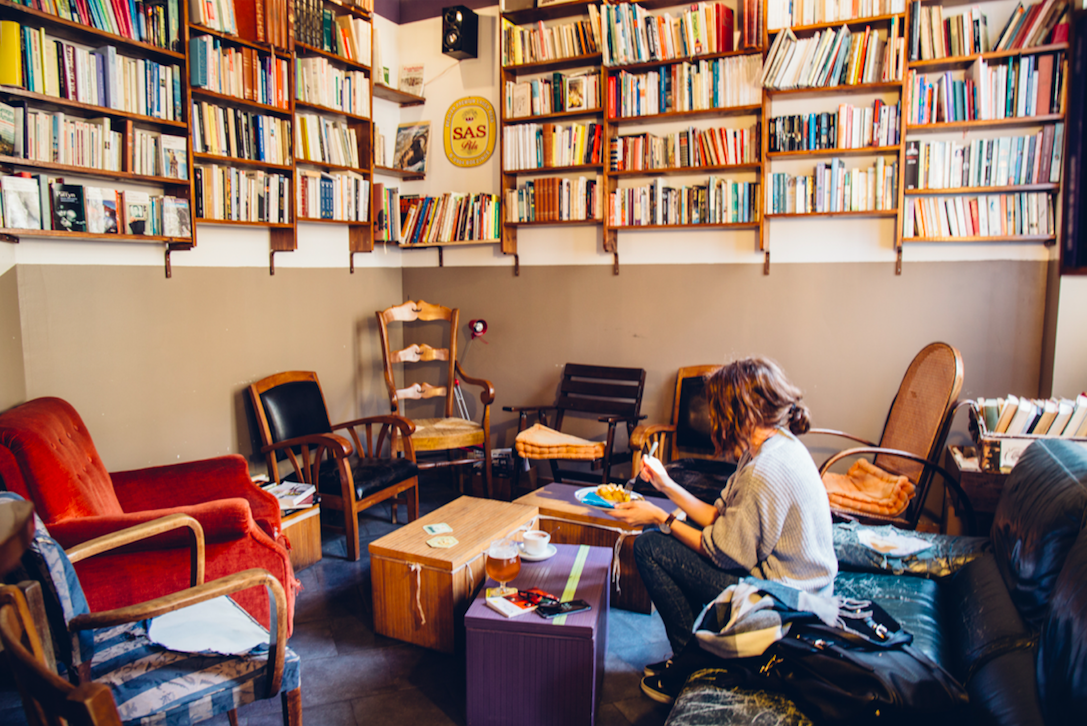 Prise de vue de l'intérieur d'un café à Lille Prise de vue de l'intérieur d'un café à Lille