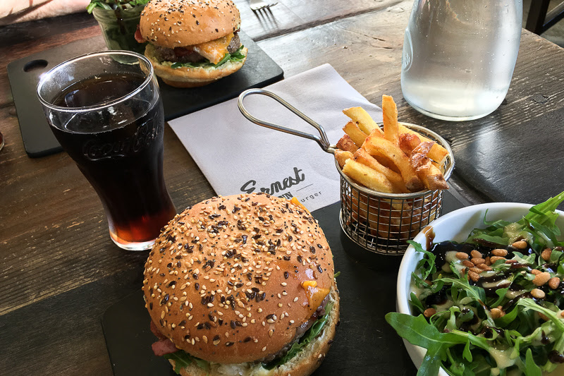 Prise de vue d'un plat d'un restaurant spécialisé dans les burgers au Mans Prise de vue d'un plat d'un restaurant spécialisé dans les burgers au Mans