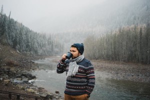 Djisupertramp un café à la main devant une rivière Djisupertramp un café à la main devant une rivière
