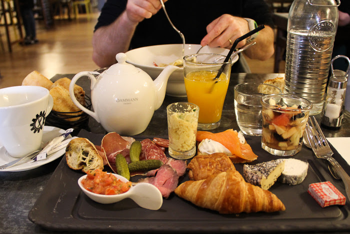 Prise de vue d'un copieux brunch dans un restaurant du Mans Prise de vue d'un copieux brunch dans un restaurant du Mans