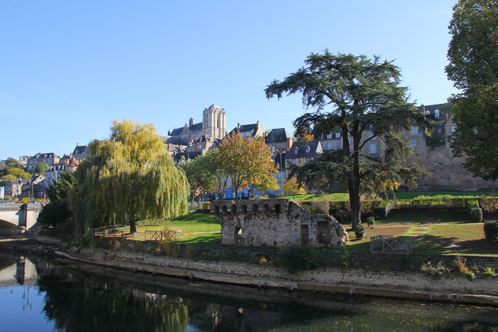 Vue d'ensemble donnant sur la rivière des berges de la Sarthe Vue d'ensemble donnant sur la rivière des berges de la Sarthe