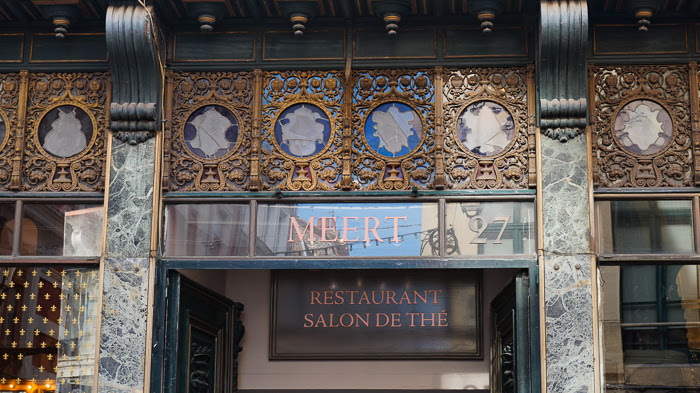 Prise de vue de la façade d'une gaufrerie et salon de thé, le Meert Prise de vue de la façade d'une gaufrerie et salon de thé, le Meert