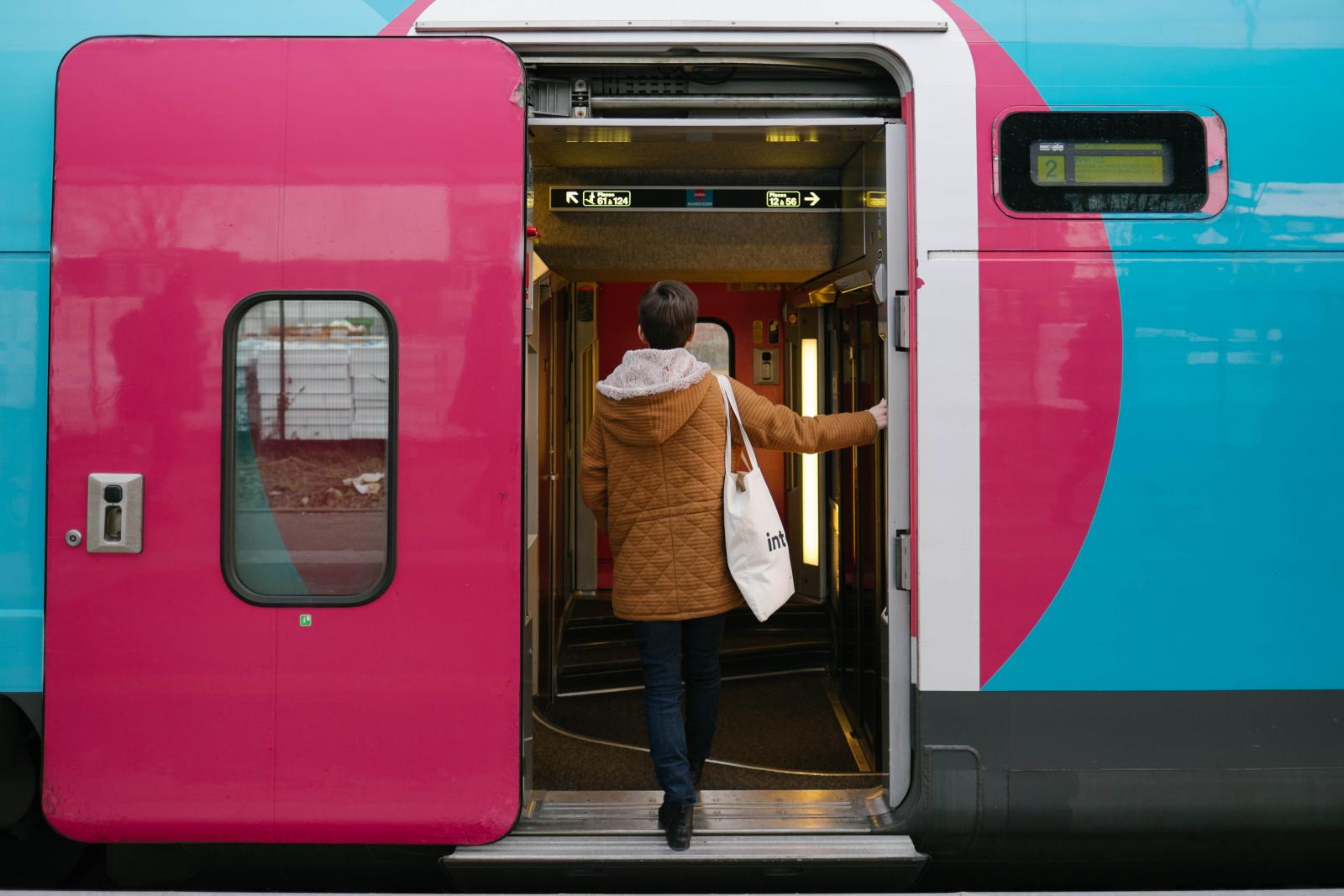 Notre blogueuse devant la porte du train OUIGO Notre blogueuse devant la porte du train OUIGO