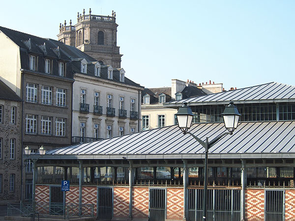 Prise de vue sur le plus grand marché breton, le Marché des Lices Prise de vue sur le plus grand marché breton, le Marché des Lices